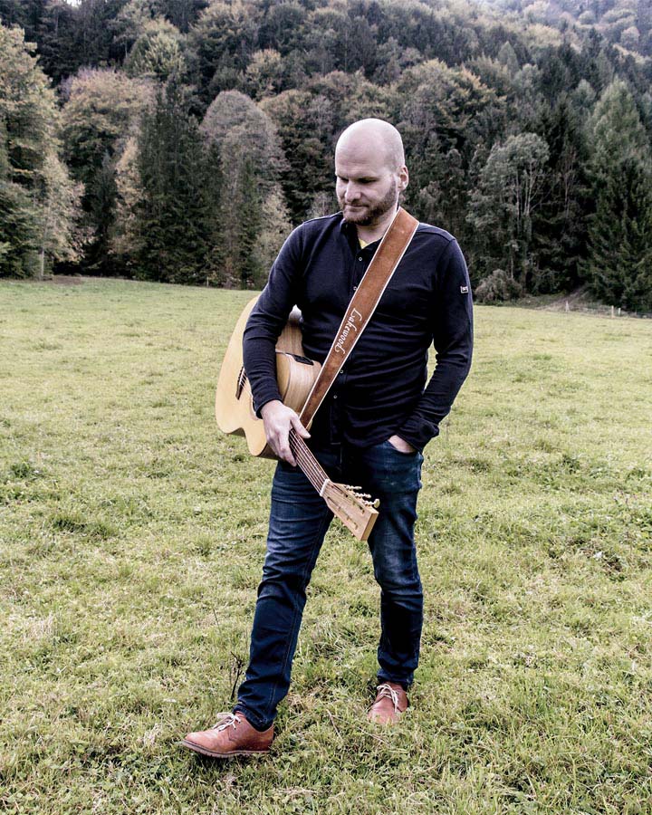 Raphael Trautwein mit Akustik Gitarre